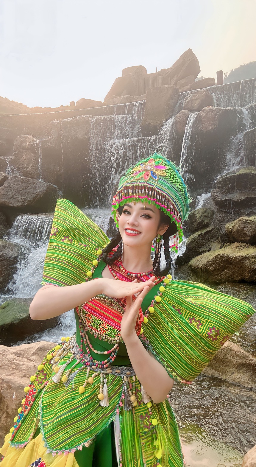 Tân Nhàn ra MV mới 'Tiếng khèn mùa ban nở' ca ngợi vẻ đẹp mùa Xuân Tây Bắc - Ảnh 2. Tân Nhàn ra MV mới 'Tiếng khèn mùa ban nở' ca ngợi vẻ đẹp mùa Xuân Tây Bắc - Ảnh 2.