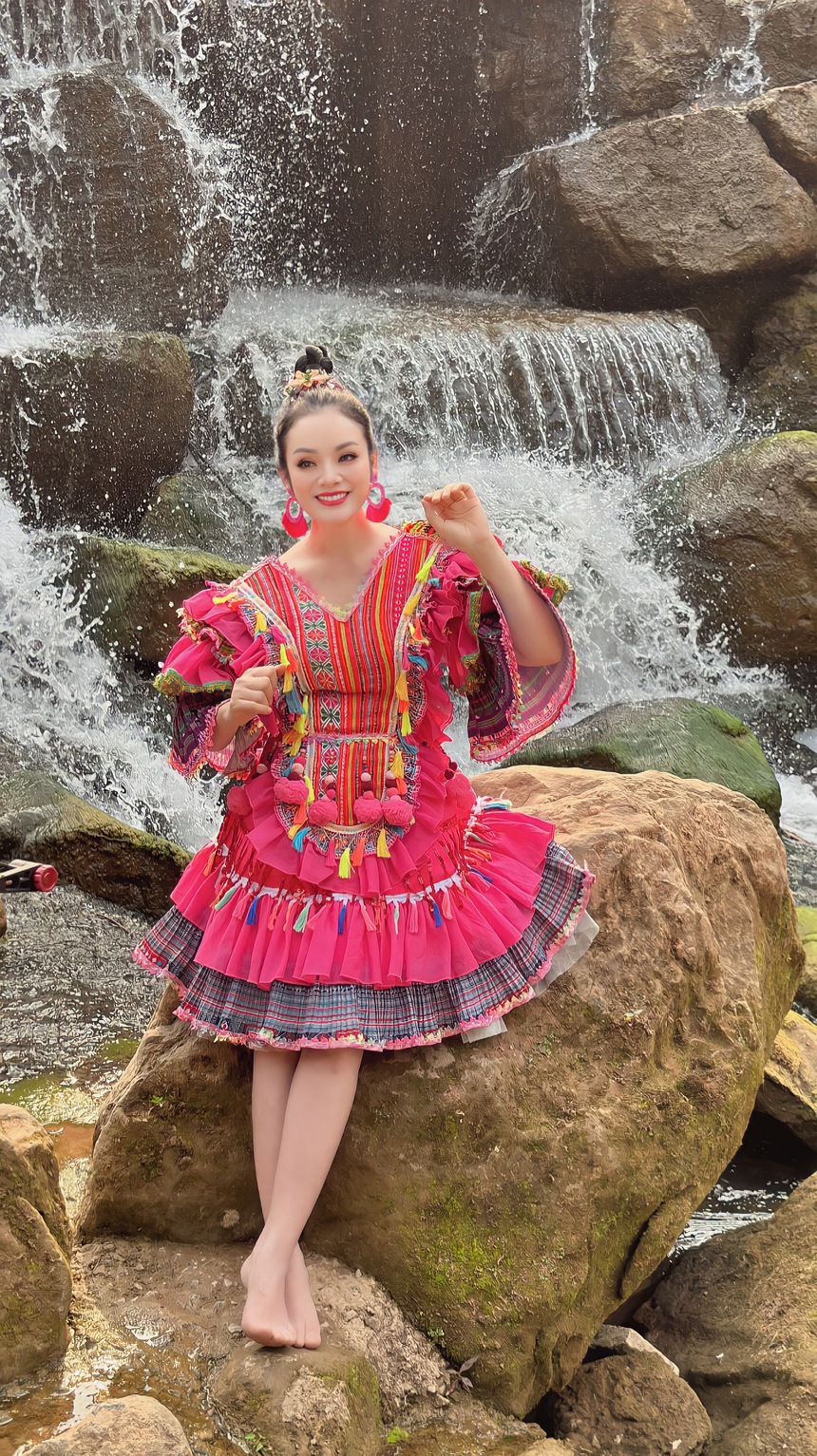 Tân Nhàn ra MV mới 'Tiếng khèn mùa ban nở' ca ngợi vẻ đẹp mùa Xuân Tây Bắc - Ảnh 3. Tân Nhàn ra MV mới 'Tiếng khèn mùa ban nở' ca ngợi vẻ đẹp mùa Xuân Tây Bắc - Ảnh 3.