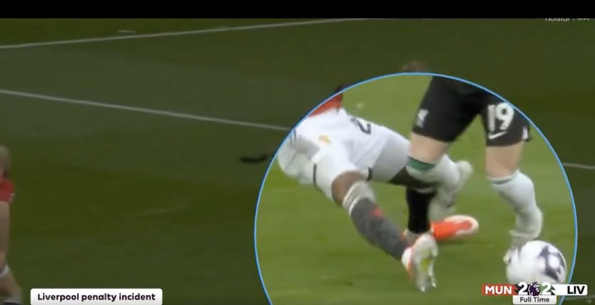 Vì sao trọng tài không 'check VAR' tình huống phạt đền MU phải nhận trước Liverpool? - Ảnh 2.