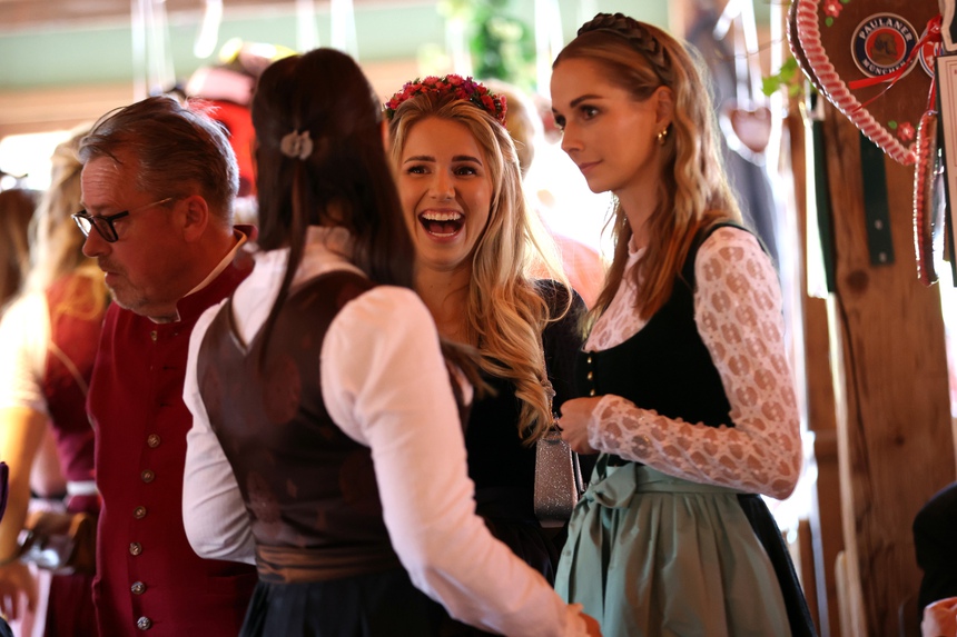 Cầu thủ Bayern Munich thất vọng vì thiếu vé cho vợ và bạn gái xem trận đấu với Arsenal ở C1 - Ảnh 2.