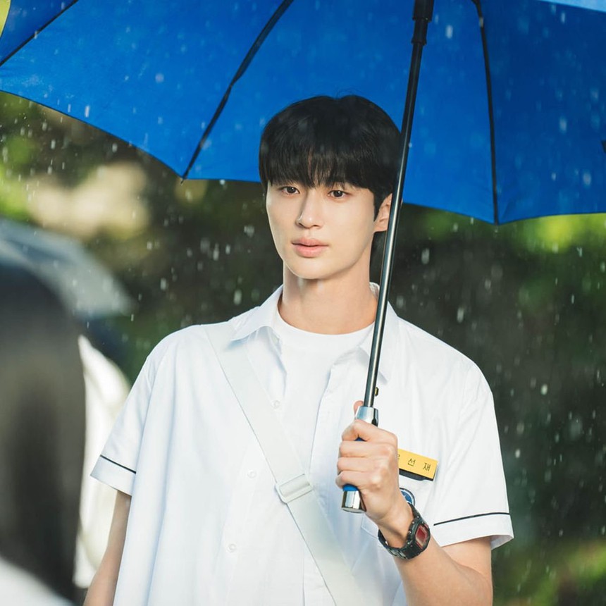 Phim 'Cõng anh mà chạy' gợi nhớ đến ca sĩ quá cố Jonghyun (SHINee) - Ảnh 4.