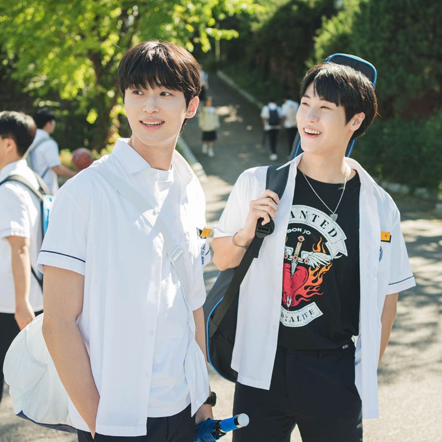 Phim 'Cõng anh mà chạy' gợi nhớ đến ca sĩ quá cố Jonghyun (SHINee) - Ảnh 5.