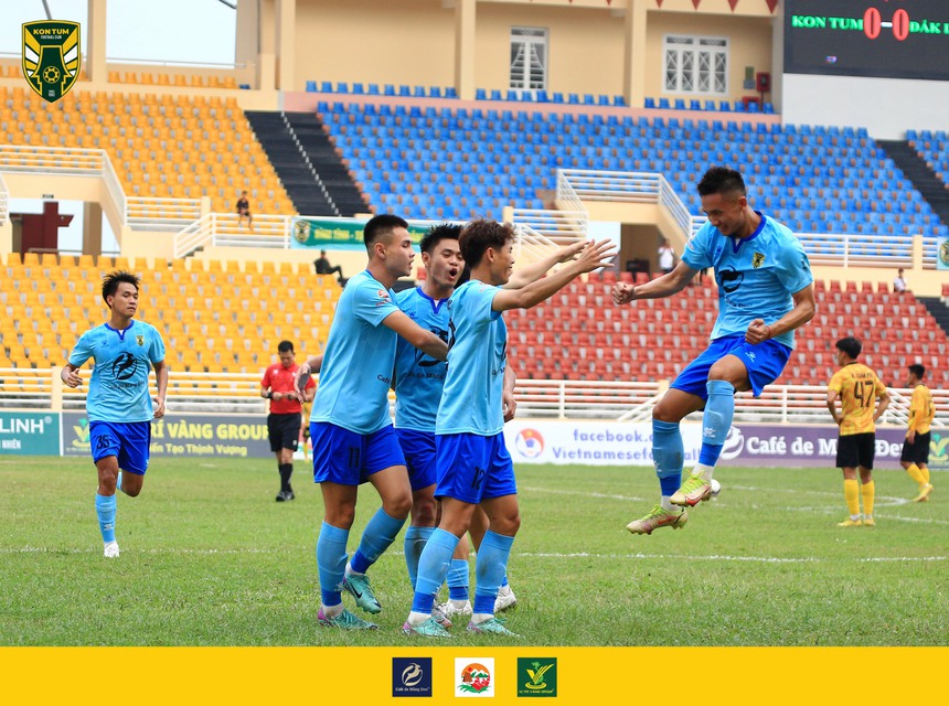 Bóng đá Việt Nam: 'Trời hanh khô, cẩn thận củi lửa' - Ảnh 2.