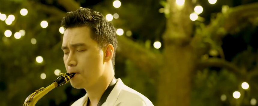 Việt Anh học kèn cấp tốc để 'tạo nét' cho nhân vật trong phim mới 'Những nẻo đường gần xa' - Ảnh 1.