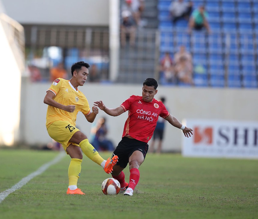 Văn Thanh lên tiếng xin lỗi sau án phạt 10 triệu, treo giò 3 trận vì xúc phạm trọng tài - Ảnh 2.