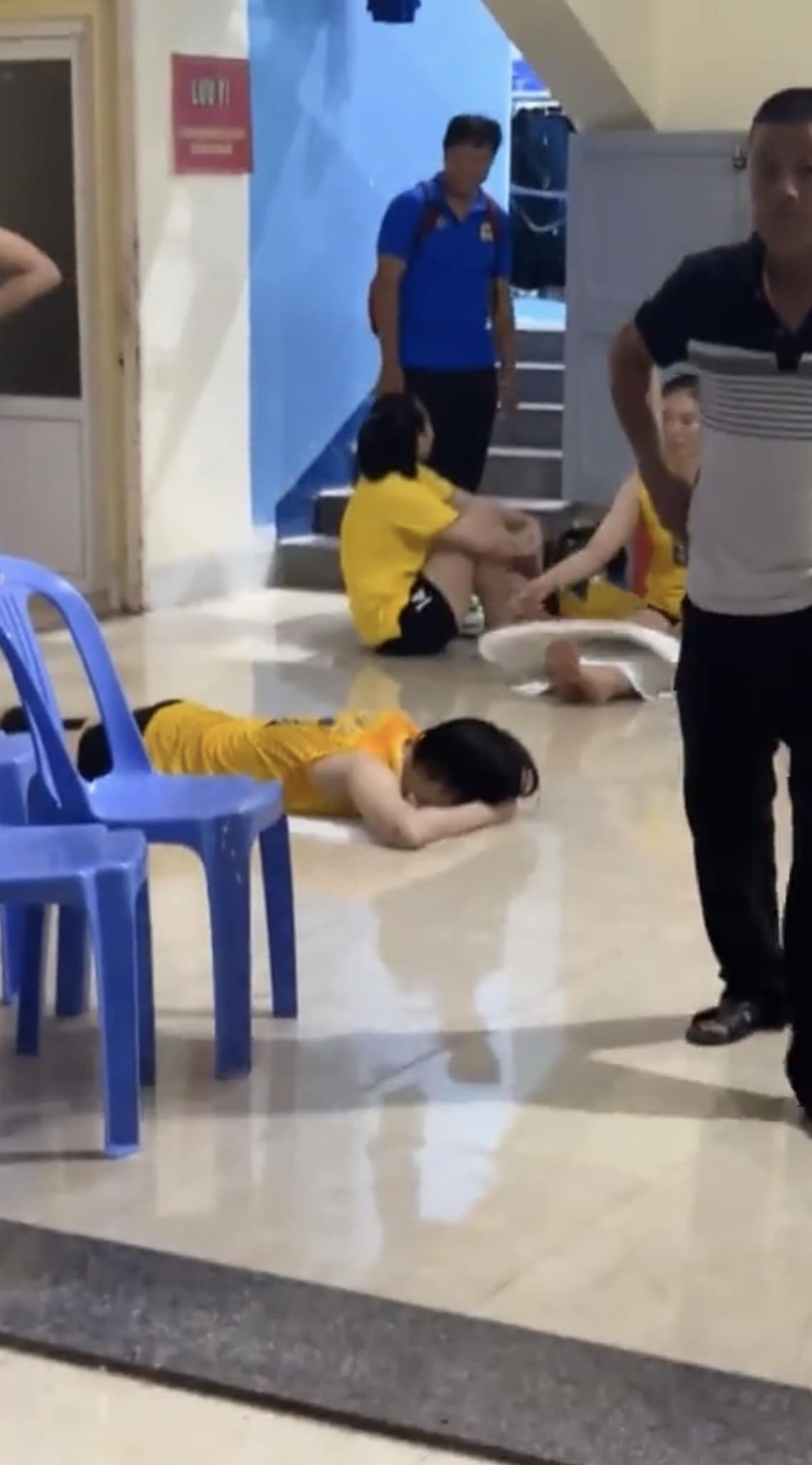 CĐV Việt Nam xót xa về chấn thương của Thanh Thúy, tranh cãi khi 4T chưa bình phục nhưng vẫn cày ải trước giải châu Á - Ảnh 3. CĐV Việt Nam xót xa về chấn thương của Thanh Thúy, tranh cãi khi 4T chưa bình phục nhưng vẫn cày ải trước giải châu Á - Ảnh 3.