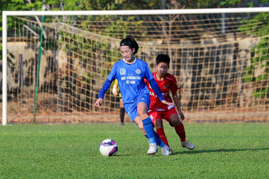 "Hotgirl" bóng đá nữ thua trận đáng tiếc ở giải bóng đá nữ VĐQG - Ảnh 3. "Hotgirl" bóng đá nữ thua trận đáng tiếc ở giải bóng đá nữ VĐQG - Ảnh 3.