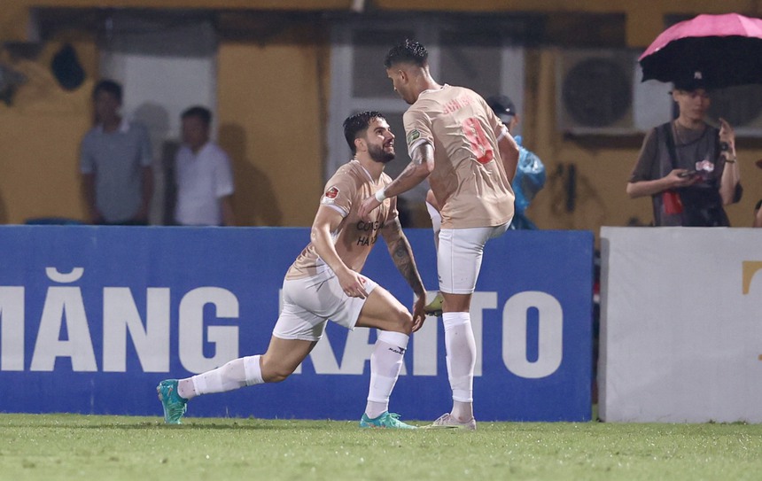 Ngoại binh lập hat-trick, CAHN thắng dễ trong trận 'thủy chiến' tại Hàng Đẫy - Ảnh 2.