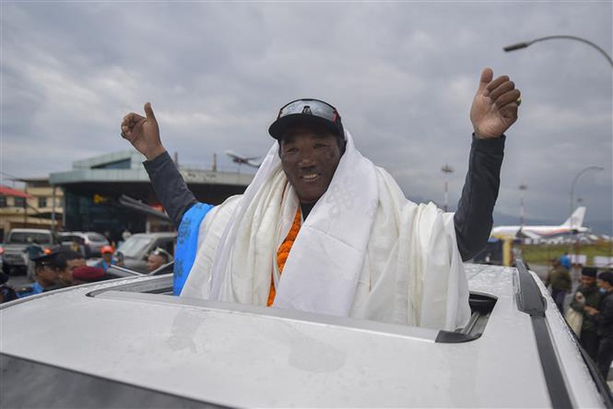 Người Nepal lập kỷ lục 29 lần chinh phục 'Nóc nhà thế giới' - Ảnh 1.