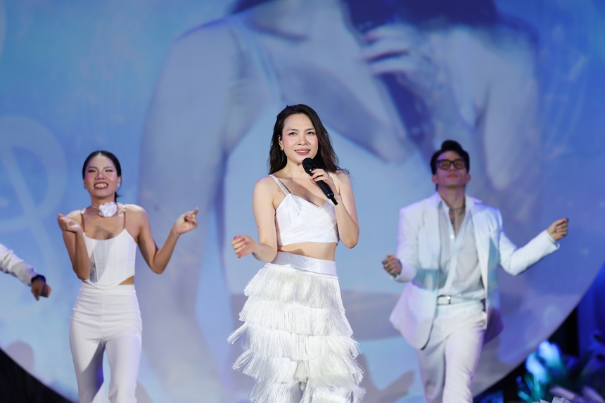 Mỹ Tâm cùng hơn 5.000 khán giả đồng ca bài hát "Cứ vui lên" - Ảnh 5.