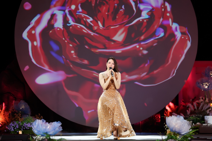 Mỹ Tâm cùng hơn 5.000 khán giả đồng ca bài hát "Cứ vui lên" - Ảnh 3.