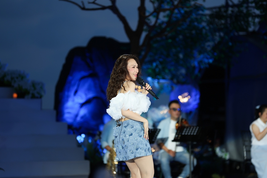 Mỹ Tâm cùng hơn 5.000 khán giả đồng ca bài hát "Cứ vui lên" - Ảnh 6.