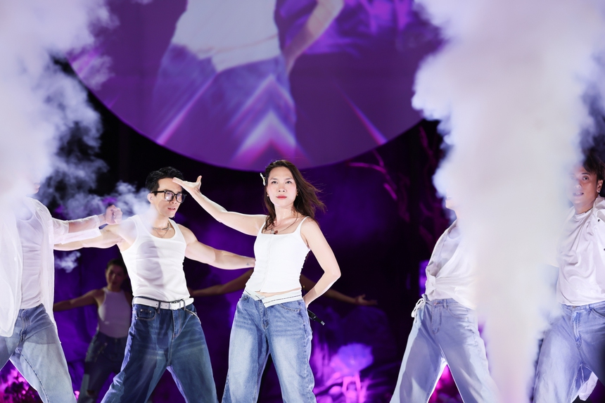 Mỹ Tâm cùng hơn 5.000 khán giả đồng ca bài hát "Cứ vui lên" - Ảnh 8.