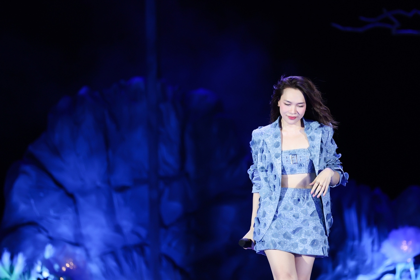 Mỹ Tâm cùng hơn 5.000 khán giả đồng ca bài hát "Cứ vui lên" - Ảnh 4.