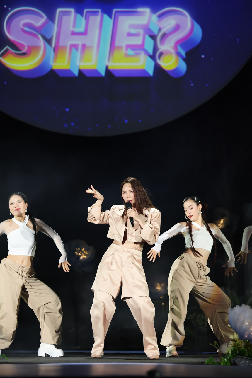 Mỹ Tâm cùng hơn 5.000 khán giả đồng ca bài hát "Cứ vui lên" - Ảnh 9.