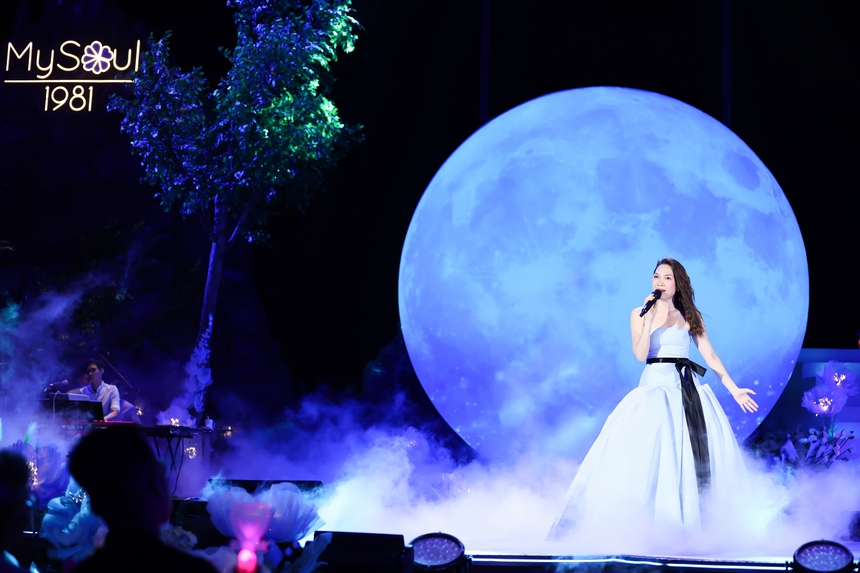 Mỹ Tâm cùng hơn 5.000 khán giả đồng ca bài hát "Cứ vui lên" - Ảnh 1.