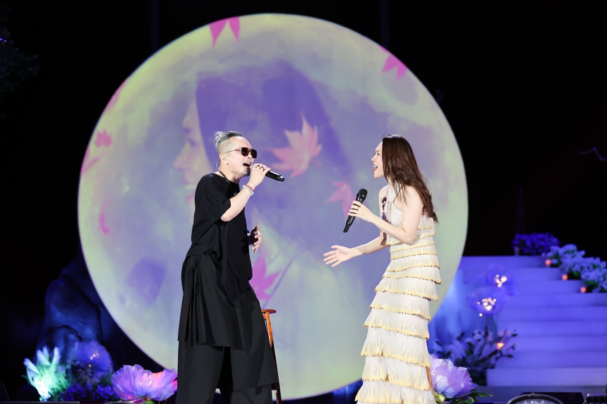 Mỹ Tâm cùng hơn 5.000 khán giả đồng ca bài hát "Cứ vui lên" - Ảnh 7.