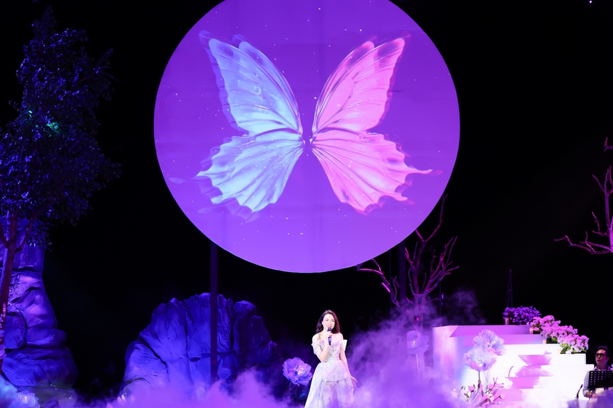 Mỹ Tâm cùng hơn 5.000 khán giả đồng ca bài hát "Cứ vui lên" - Ảnh 2.