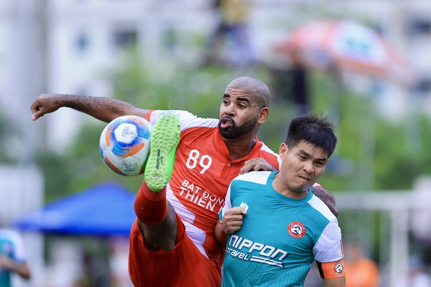 Đội bóng 'nhà bank' giàu tham vọng thua đậm trong ngày khai mạc HPL S11, tiền đạo ngoại từng chơi V-League 'nổ súng' - Ảnh 3.