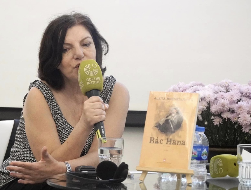 Nhà văn Alena Mornstajnova: 'Ấn tượng với cách người Việt Nam coi trọng gia đình' - Ảnh 1.