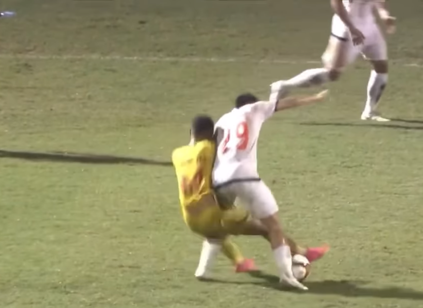 Cầu thủ Thanh Hóa vào bóng thô bạo với sao U23 Việt Nam - Ảnh 1. Cầu thủ Thanh Hóa vào bóng thô bạo với sao U23 Việt Nam - Ảnh 1.