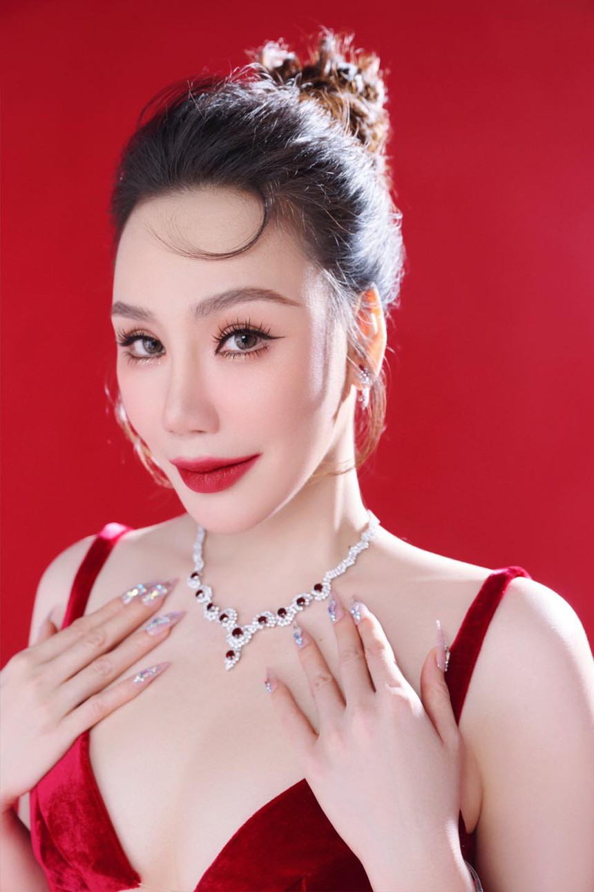 Hồ Quỳnh Hương thấy mình giống đàn ông, giữ thói quen trả tiền mỗi khi hẹn hò - Ảnh 2.