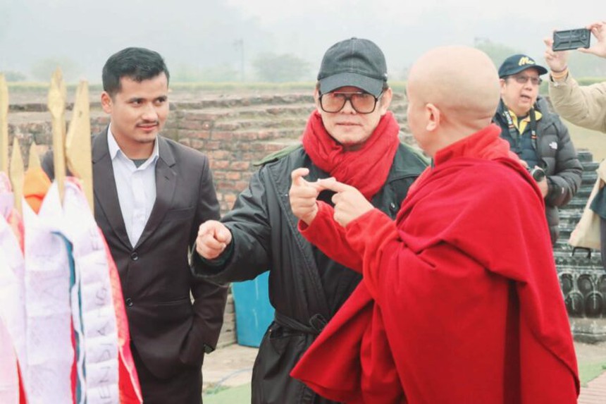 Bức ảnh đôi hiếm hoi của Lý Liên Kiệt và vợ, lộ rõ tinh thần sau hành trình tâm linh ở Nepal - Ảnh 2.