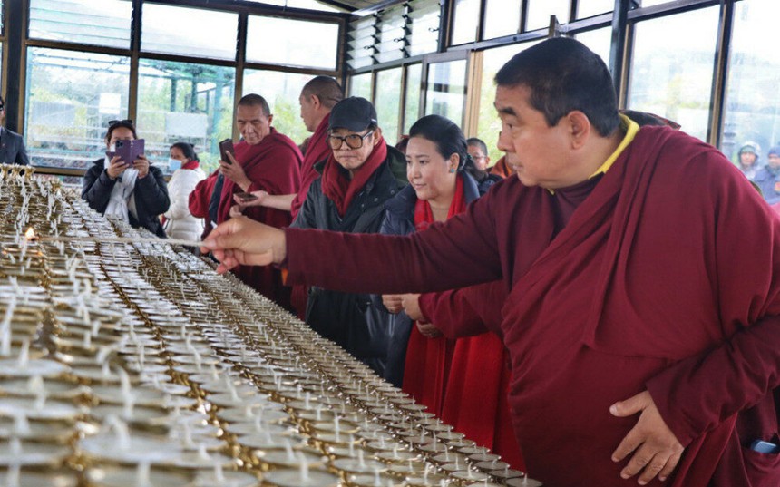 Bức ảnh đôi hiếm hoi của Lý Liên Kiệt và vợ, lộ rõ tinh thần sau hành trình tâm linh ở Nepal - Ảnh 4.