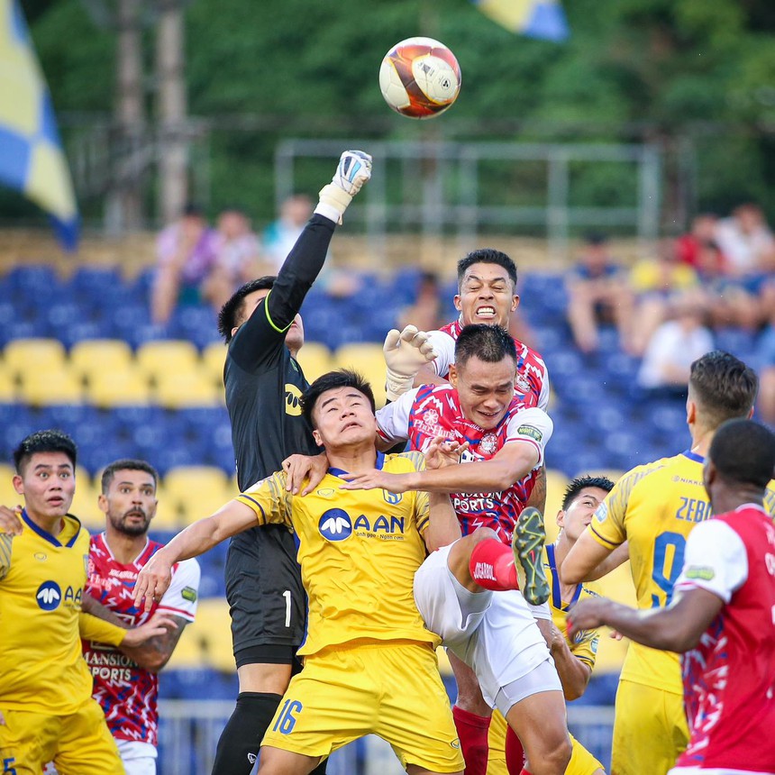 Tổng hợp vòng 18 V-League 2023/24: SLNA thay tướng nhưng chưa "đổi vận", đội của Hoàng Đức lâm nguy - Ảnh 1.