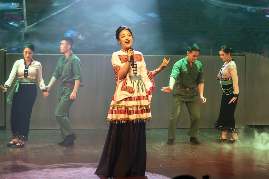 Lương Nguyệt Anh cùng học trò nghiên cứu phương pháp biểu diễn ca khúc mang âm hưởng dân ca - Ảnh 3. Lương Nguyệt Anh cùng học trò nghiên cứu phương pháp biểu diễn ca khúc mang âm hưởng dân ca - Ảnh 3.