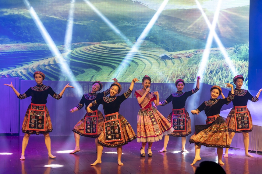 Lương Nguyệt Anh cùng học trò nghiên cứu phương pháp biểu diễn ca khúc mang âm hưởng dân ca - Ảnh 2. Lương Nguyệt Anh cùng học trò nghiên cứu phương pháp biểu diễn ca khúc mang âm hưởng dân ca - Ảnh 2.