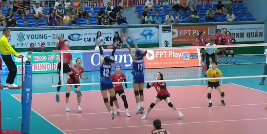 Bích Tuyền bất ngờ chạy sang xin lỗi tuyển thủ Thái Lan ngay trong trận, được CĐV khen ngợi vì hành động đẹp - Ảnh 2.