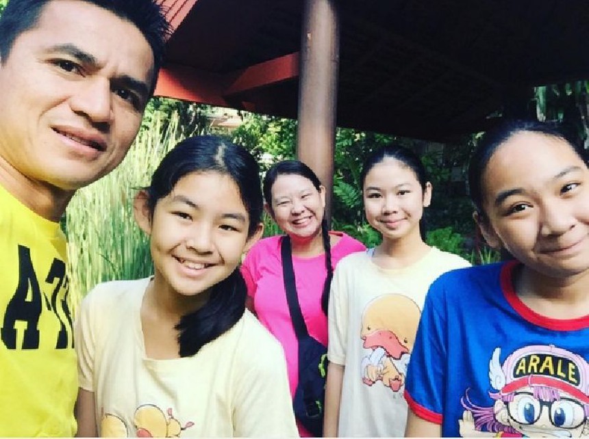 Gia đình tuyệt vời của Kiatisuk, có vợ tâm lý và 3 cô con gái xinh đẹp - Ảnh 7.