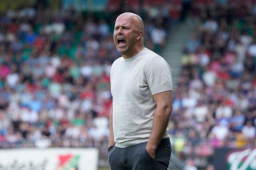 Thương vụ Arne Slot tới Liverpool gặp rắc rối - Ảnh 2.