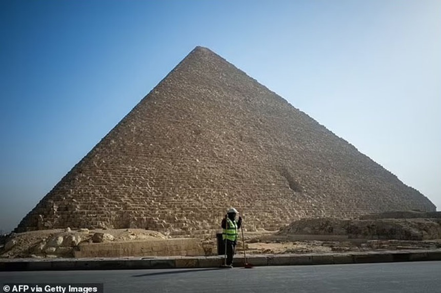'Lối vào' bí ẩn dưới lòng đất gần Đại kim tự tháp Giza khiến các nhà khảo cổ bối rối - Ảnh 5. 'Lối vào' bí ẩn dưới lòng đất gần Đại kim tự tháp Giza khiến các nhà khảo cổ bối rối - Ảnh 5.