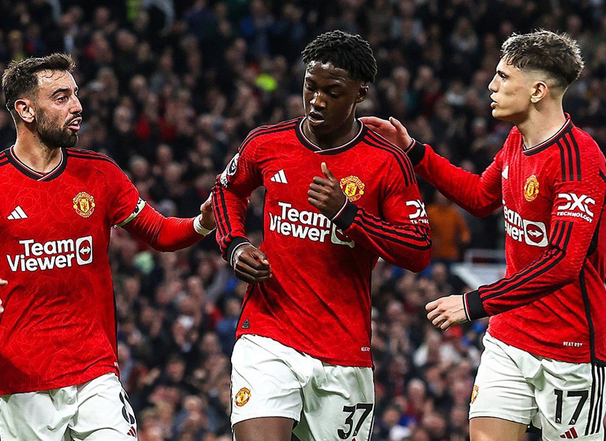 Rượt đuổi tưng bừng, MU thắng khó tin trong trận sân nhà cuối cùng của mùa giải - Ảnh 2.