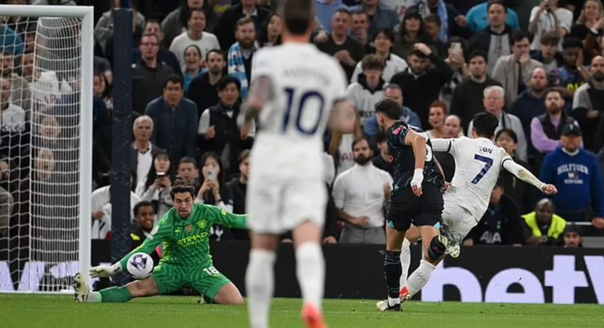 Stefan Ortega cứu thua ngoạn mục trước Tottenham