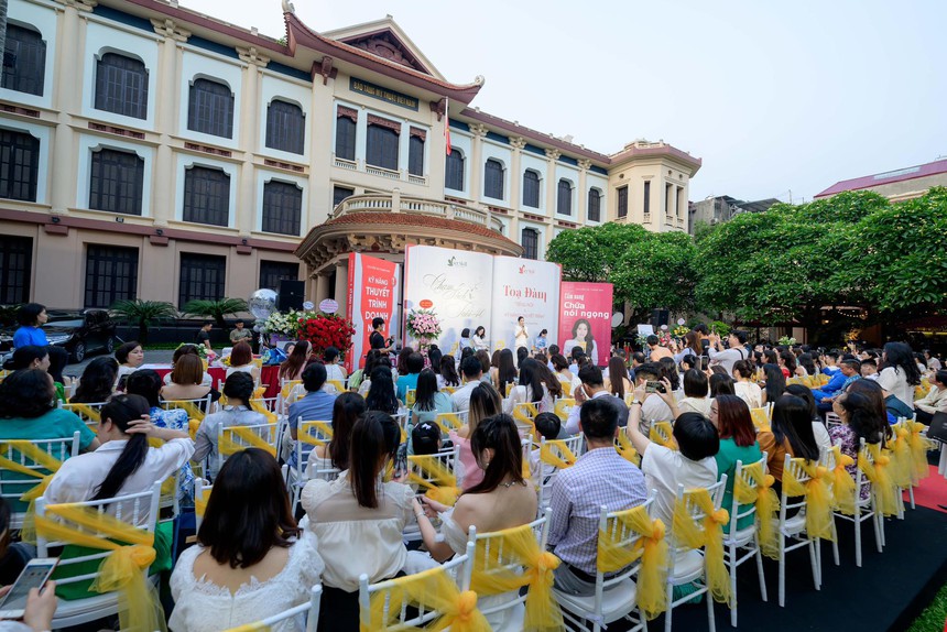 MC Thanh Mai ra mắt hai cuốn sách tâm huyết sau 20 năm cầm mic - Ảnh 1.