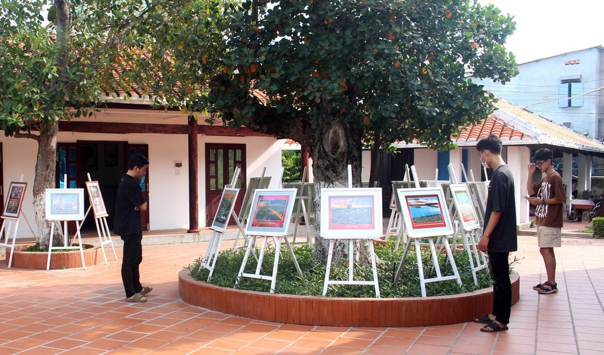 Kỷ niệm 134 năm Ngày sinh nhật Bác: Triển lãm ảnh 'Cuộc sống đời thường của Bác Hồ' - Ảnh 2.