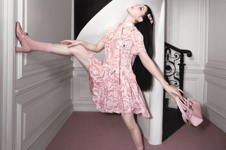 Triệu Lộ Tư gây phản ứng trong những bức ảnh mới của Versace - Ảnh 1.