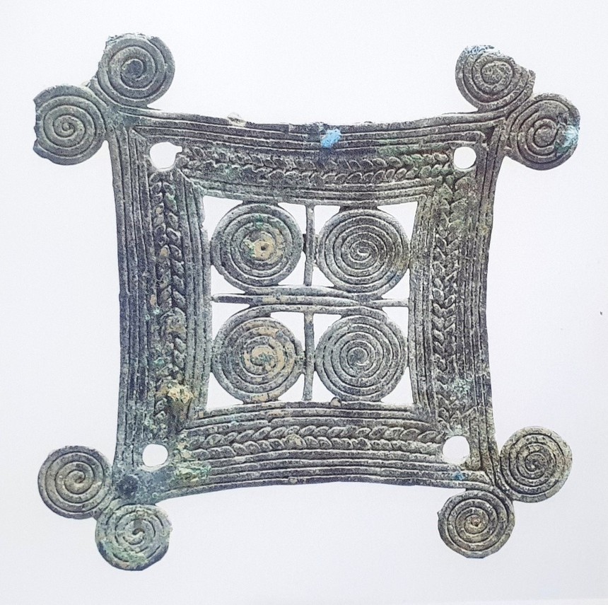 Tìm về trang phục thời Đông Sơn (kỳ 9 & hết): Từ những tấm đồng che ngực đến một 'chân dung' Đông Sơn - Ảnh 2.