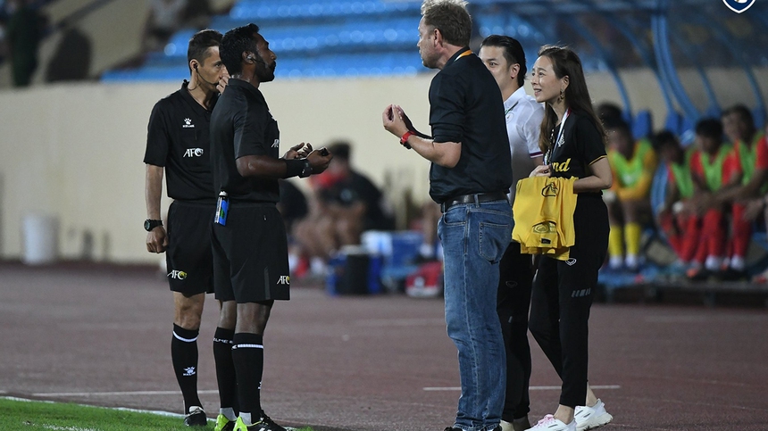 Tin nóng bóng đá Việt 16/5: HLV Mano Polking đạt thỏa thuận dẫn dắt CAHN, ông Kim Sang Sik có trợ lý thể lực mới - Ảnh 2. Tin nóng bóng đá Việt 16/5: HLV Mano Polking đạt thỏa thuận dẫn dắt CAHN, ông Kim Sang Sik có trợ lý thể lực mới - Ảnh 2.