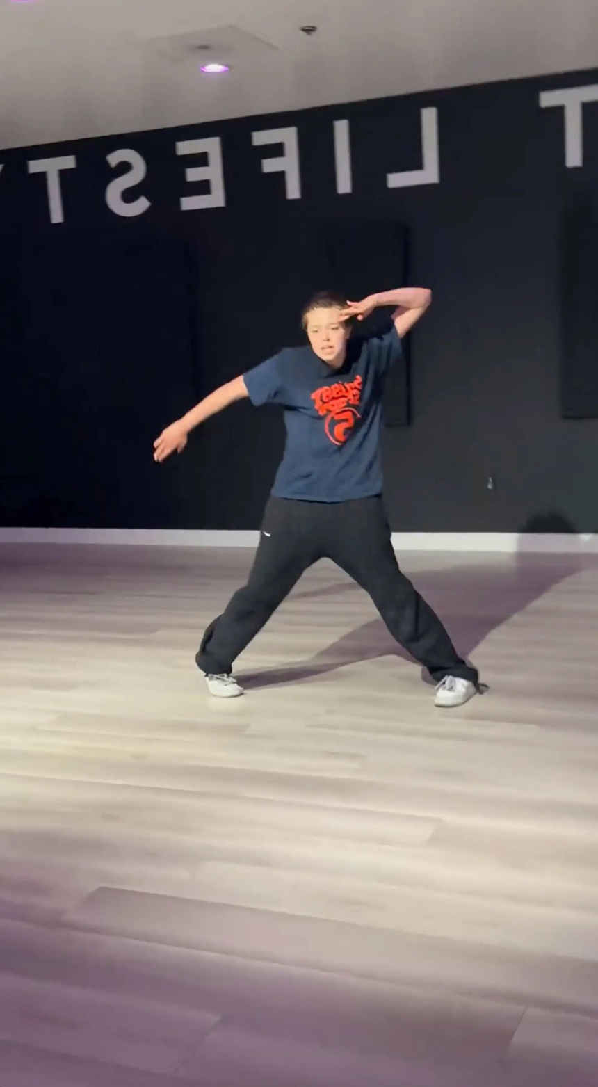 Shiloh, con gái 17 tuổi của Angelina Jolie và Brad Pitt, thể hiện kỹ năng nhảy điêu luyện trong video mới - Ảnh 1.