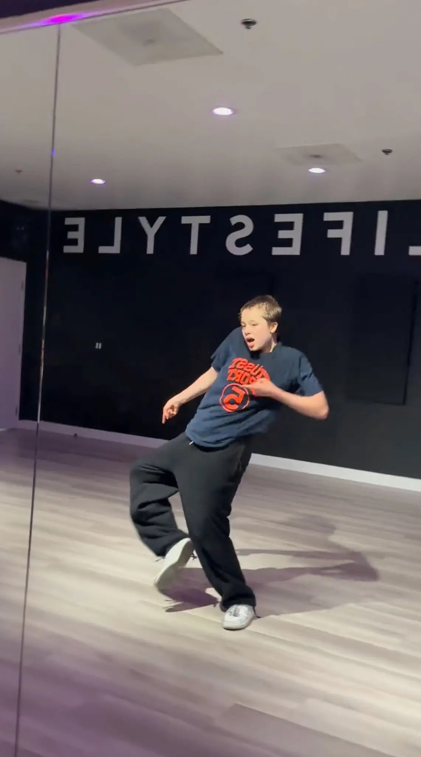 Shiloh, con gái 17 tuổi của Angelina Jolie và Brad Pitt, thể hiện kỹ năng nhảy điêu luyện trong video mới - Ảnh 2.