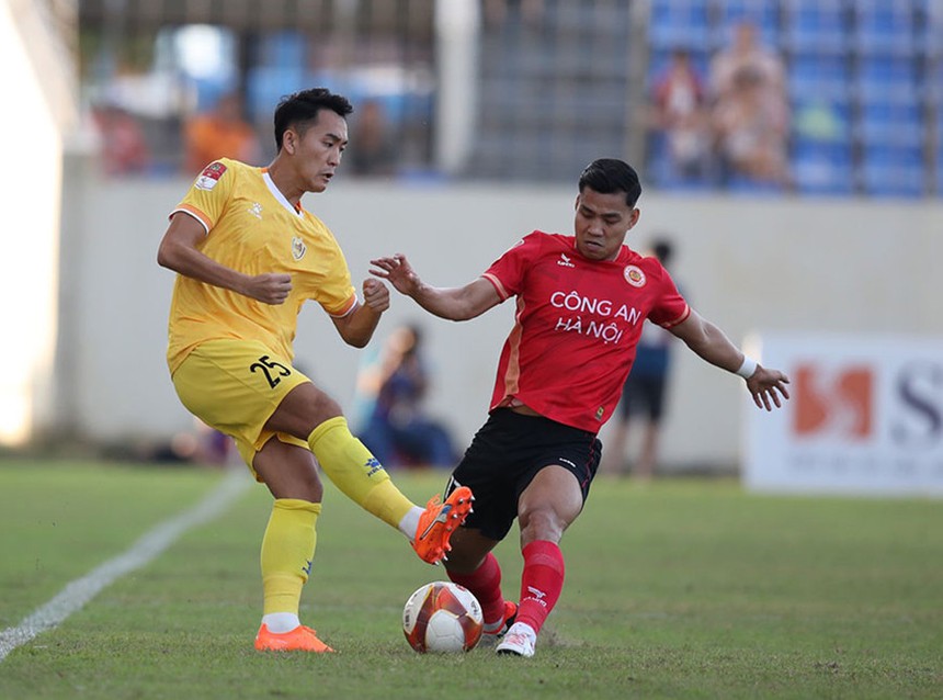 Văn Thanh (áo đỏ) bị treo giò ở vòng 19 V.League Văn Thanh (áo đỏ) bị treo giò ở vòng 19 V.League