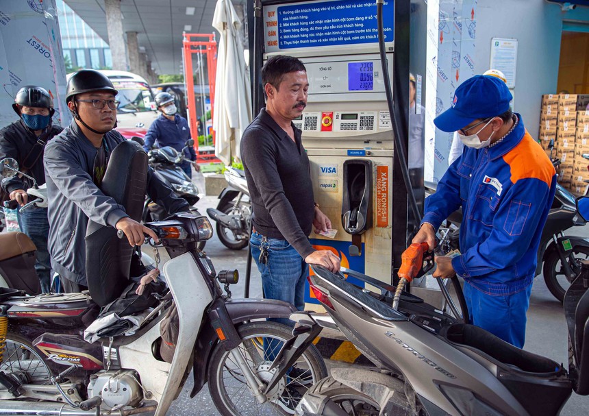 Giá xăng giảm hơn 500 đồng/lít - Ảnh 1.