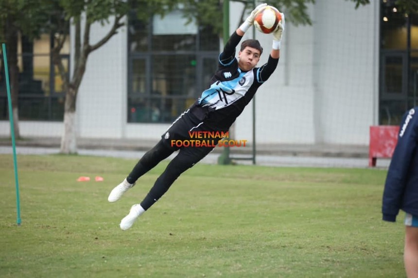 Tin nóng bóng đá Việt 17/5: Cầu thủ Việt kiều trở về Việt Nam ký hợp đồng, vợ Kiatisuk tiết lộ lý do chồng rời CAHN - Ảnh 2.