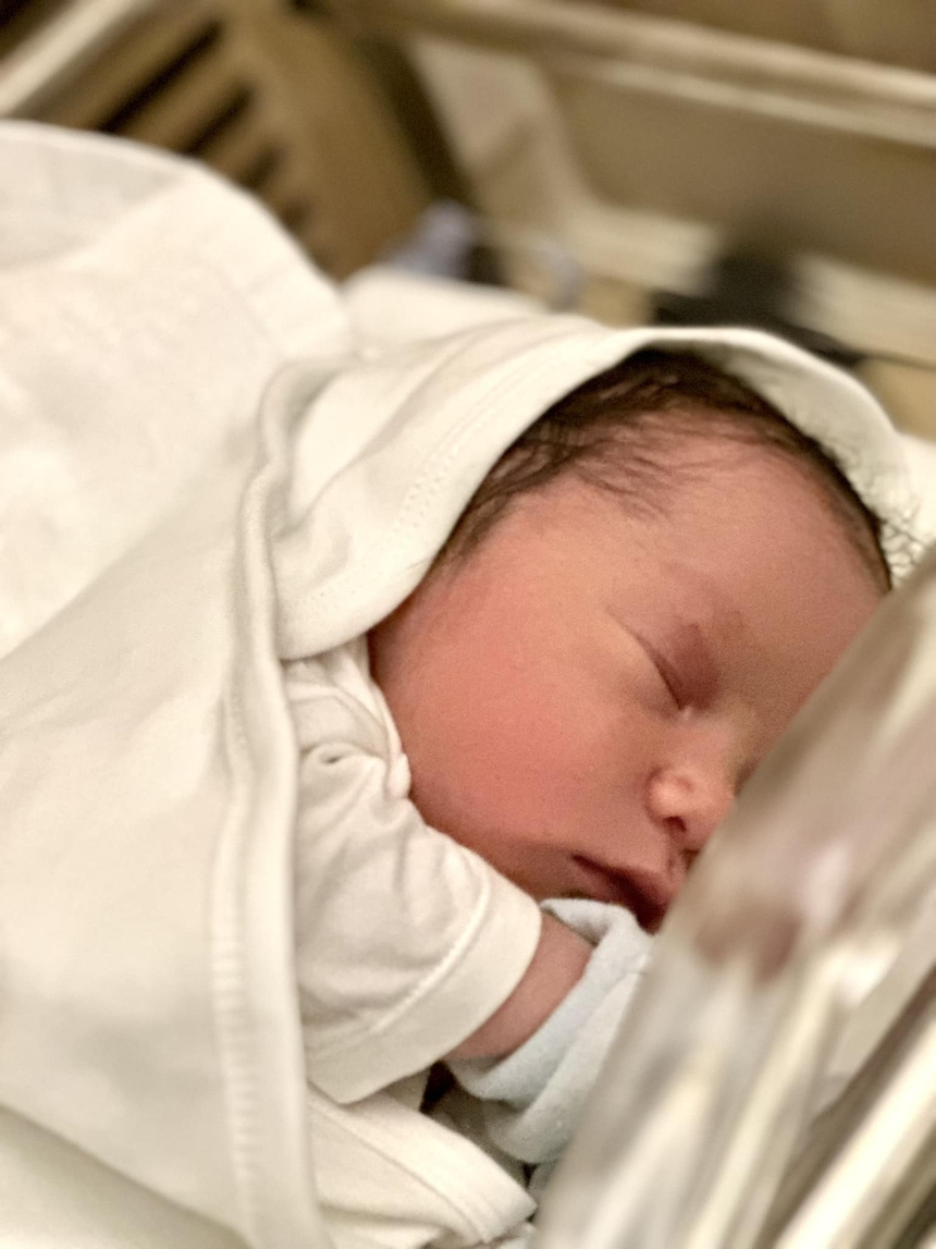 Siêu mẫu Hà Anh 'săn rồng' thành công, sức khỏe còn yếu vì đẻ mổ - Ảnh 1.