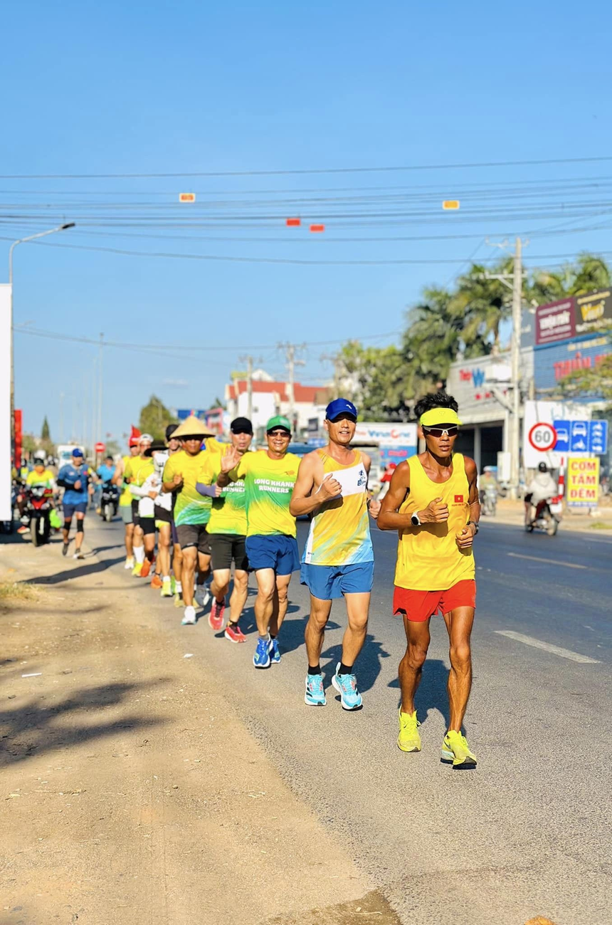 Hành trình chạy bộ Xuyên Việt gây Quỹ Áo ấm cho em - Ảnh 2. Hành trình chạy bộ Xuyên Việt gây Quỹ Áo ấm cho em - Ảnh 2.