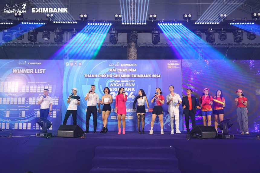 Sôi động giải chạy đêm "Ho Chi Minh City Night Run Eximbank 2024" - Ảnh 1.